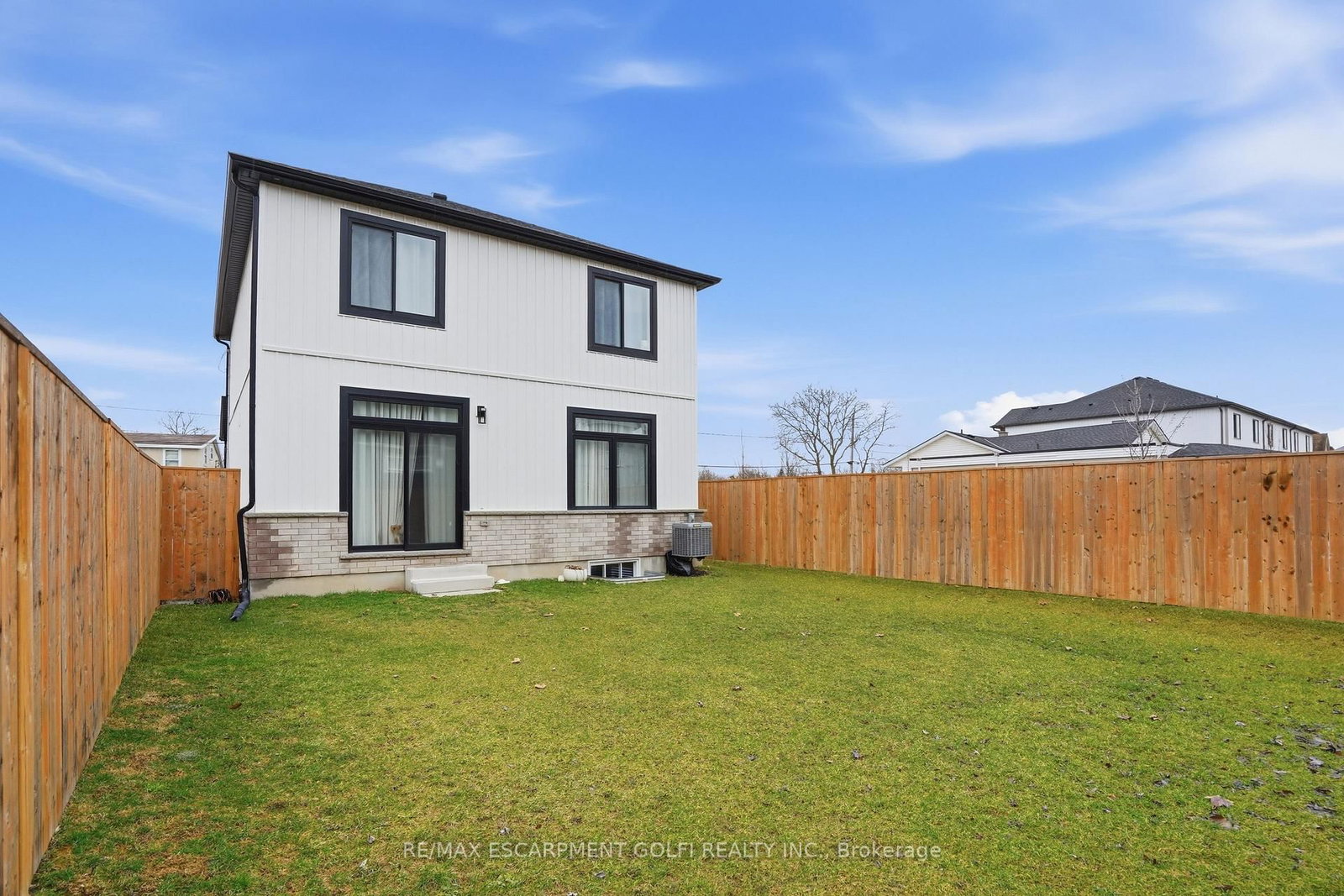 Detached House for sale at 121 Moffatt Street, St. Catharines, Ontario, L2P 2L7 - Oakdale - MLS: X12925814