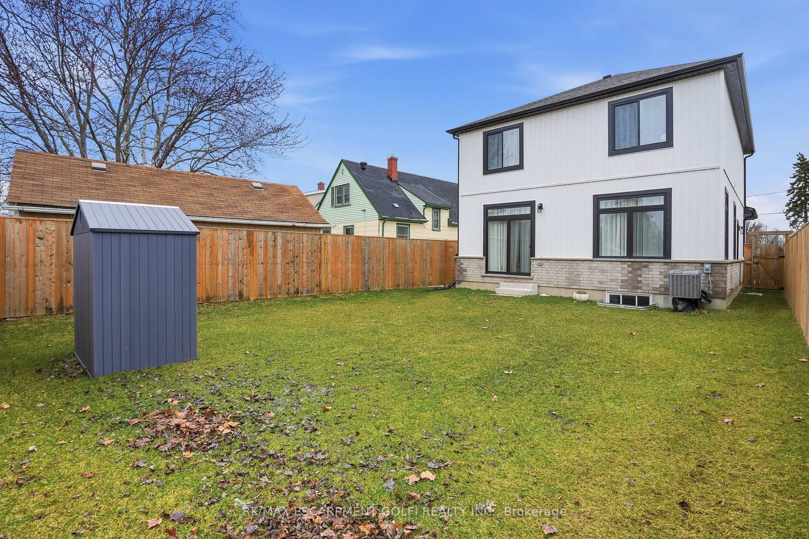 Detached House for sale at 121 Moffatt Street, St. Catharines, Ontario, L2P 2L7 - Oakdale - MLS: X12925814