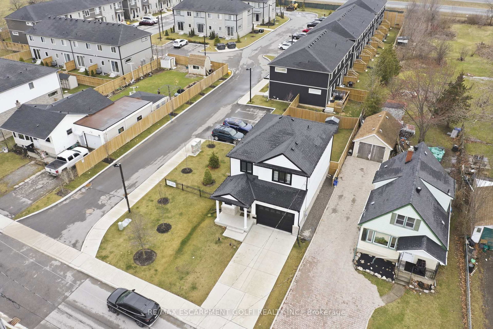 Detached House for sale at 121 Moffatt Street, St. Catharines, Ontario, L2P 2L7 - Oakdale - MLS: X12925814