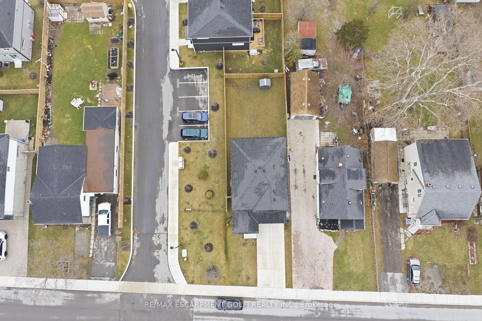 Detached House for sale at 121 Moffatt Street, St. Catharines, Ontario, L2P 2L7 - Oakdale - MLS: X12925814