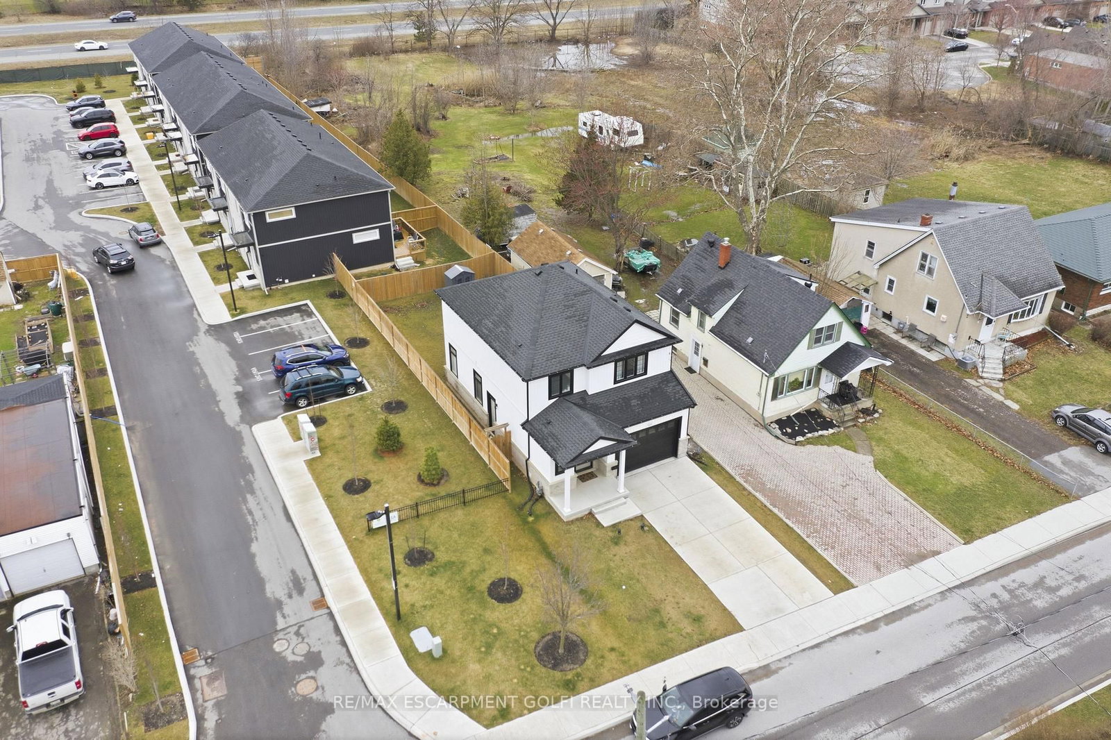 Detached House for sale at 121 Moffatt Street, St. Catharines, Ontario, L2P 2L7 - Oakdale - MLS: X12925814