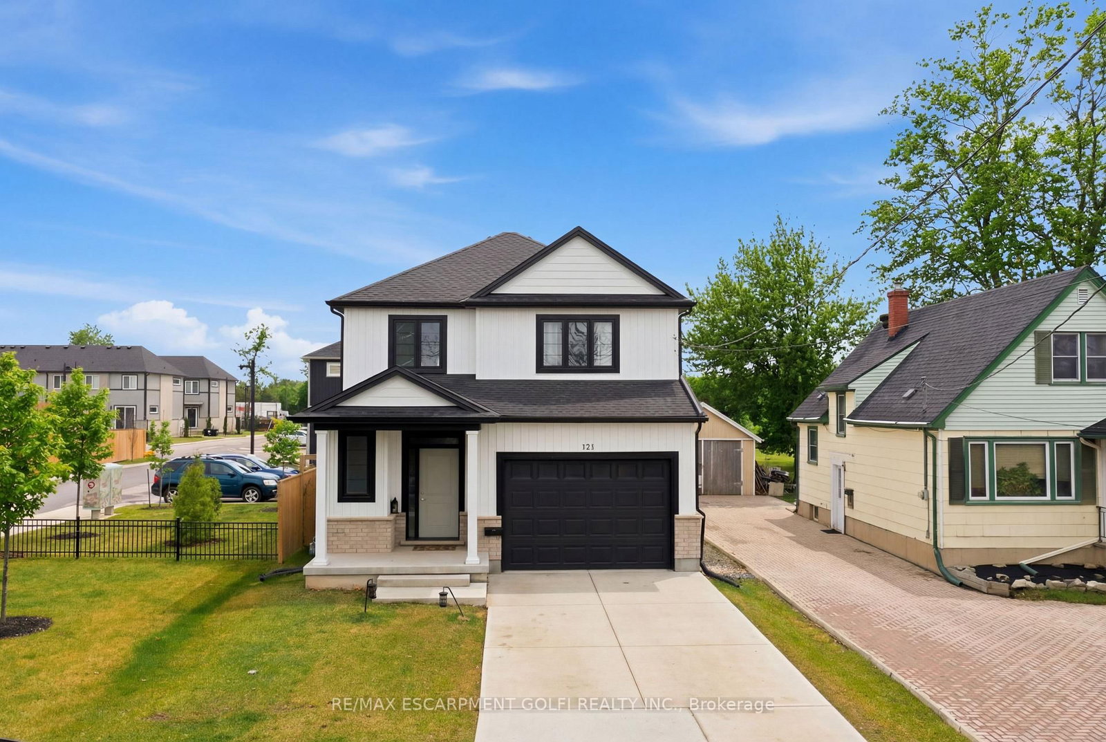 Detached House for sale at 121 Moffatt Street, St. Catharines, Ontario, L2P 2L7 - Oakdale - MLS: X12925814