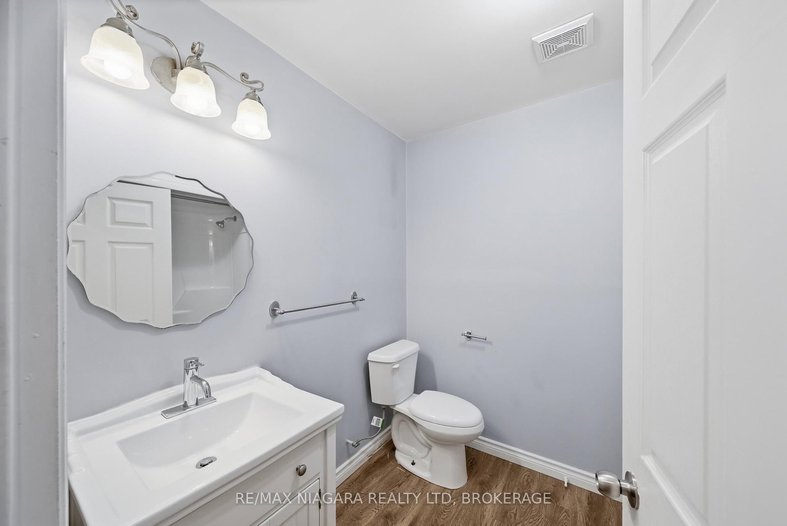 Semi-Detached House for sale at 9 Joshua Court, Welland, Ontario, L3C 7E3 - Broadway - MLS: X12926296