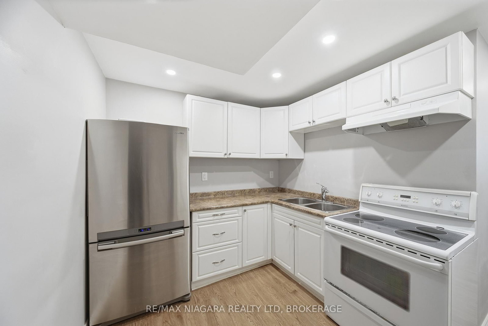 Semi-Detached House for sale at 9 Joshua Court, Welland, Ontario, L3C 7E3 - Broadway - MLS: X12926296