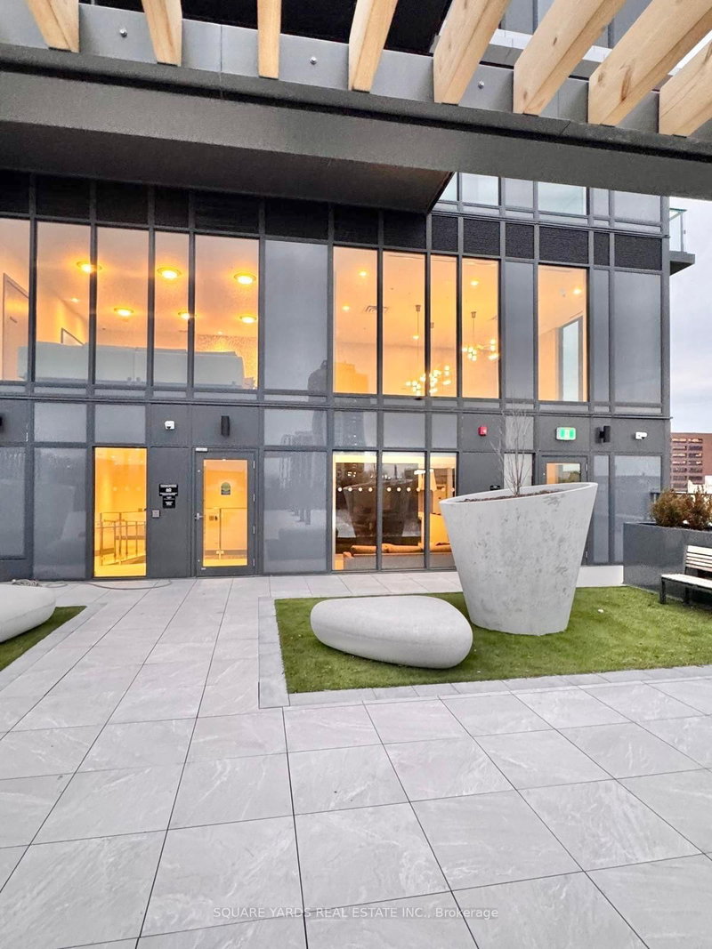 home for lease on 2706-75 James Street S