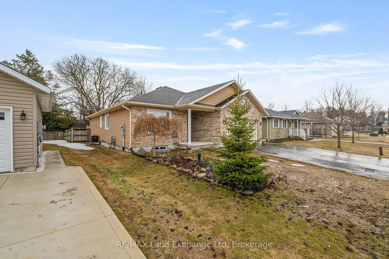 401 Carling Terr, North Huron, N0G 2W0 | Image 2