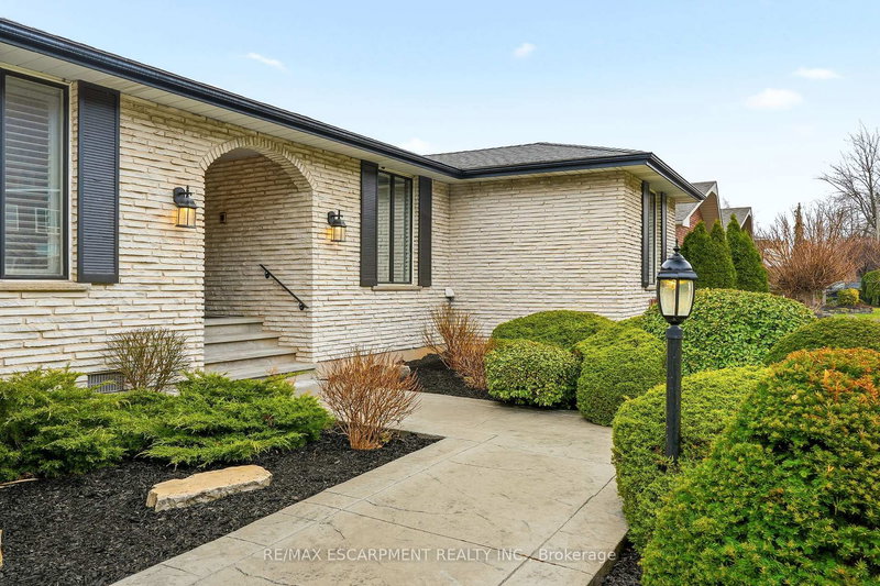 43 Maple Dr, Hamilton, L8G 3C4 | Image 3