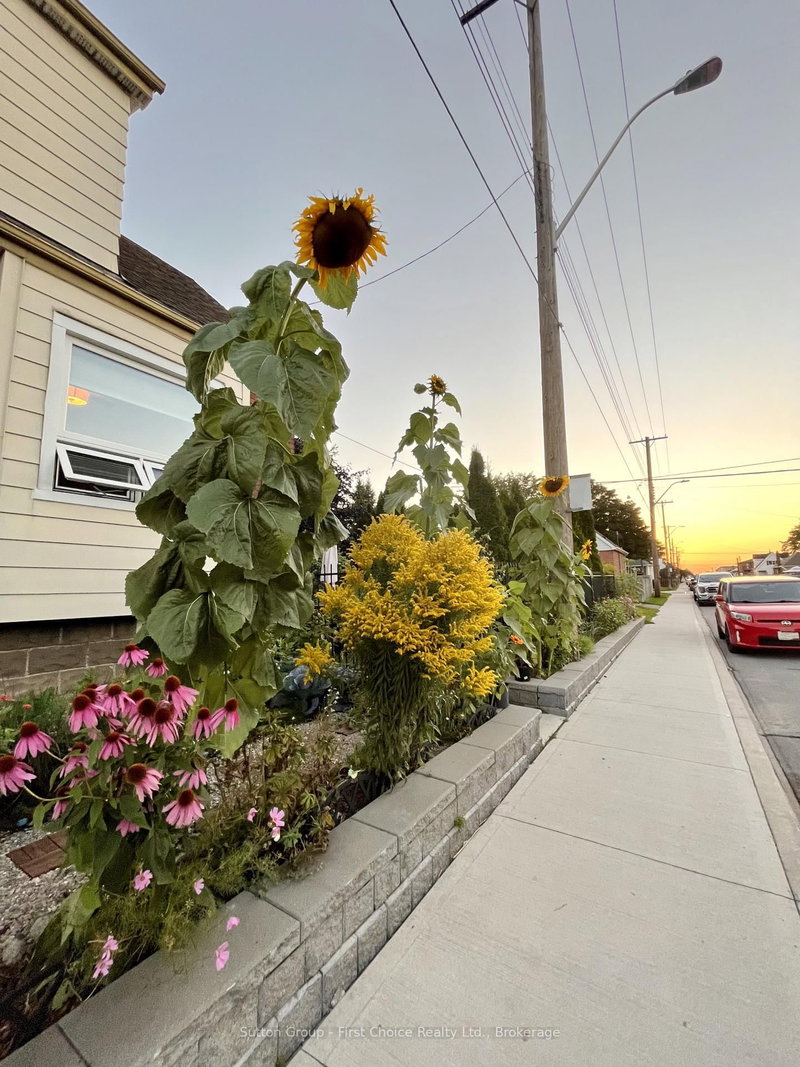 105 Barons Ave N, Hamilton, L8H 5A5 | Image 2