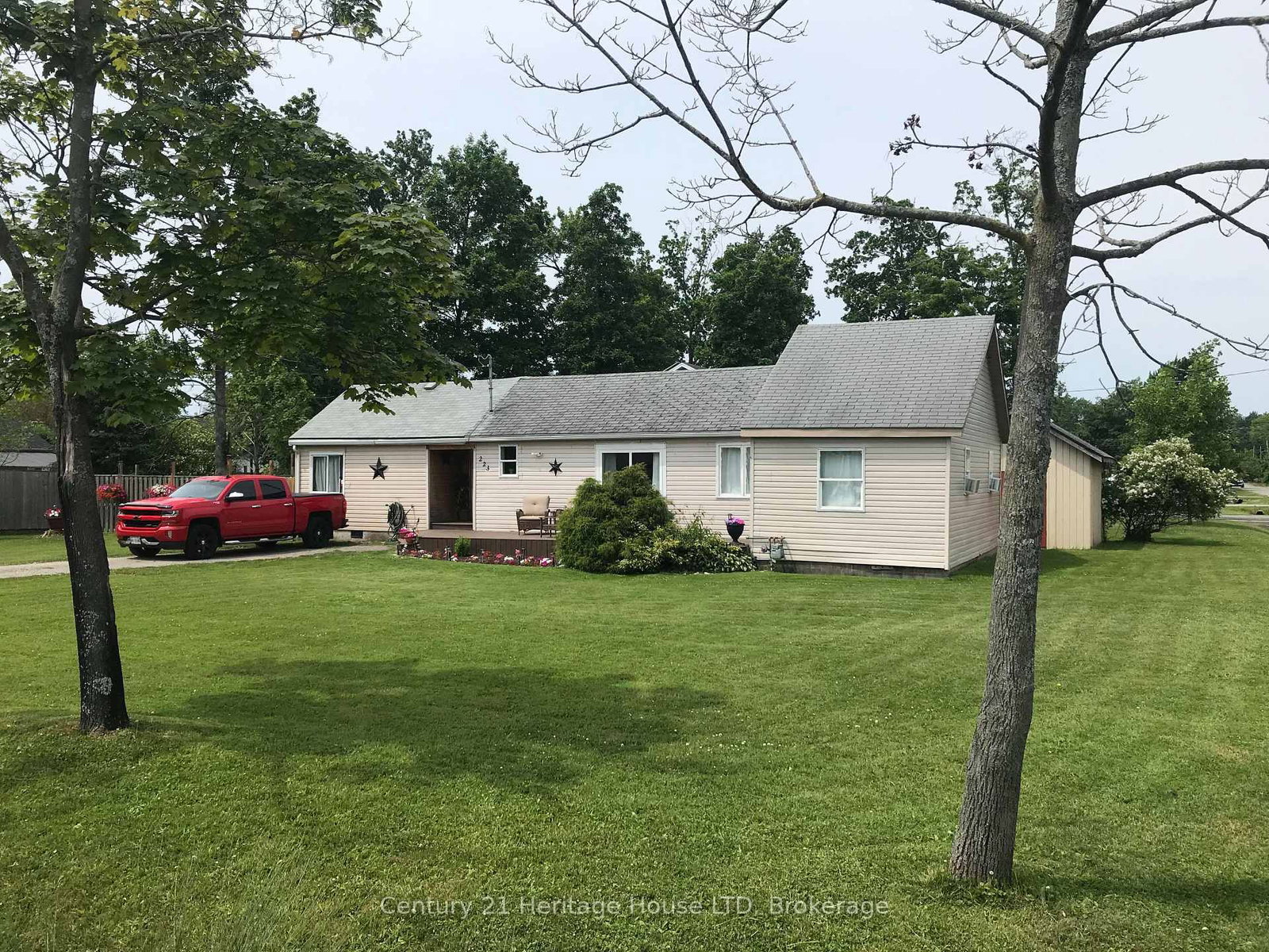 Detached House for sale at 223 Bernard Avenue, Fort Erie, Ontario, L0S 1N0 - Ridgeway - MLS: X12932156