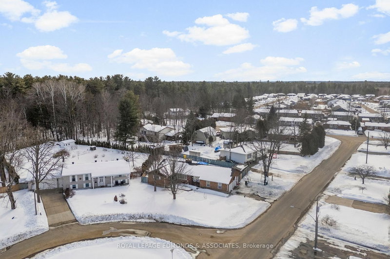 58 Hilda St, Petawawa, K8H 2Z5 | Image 2