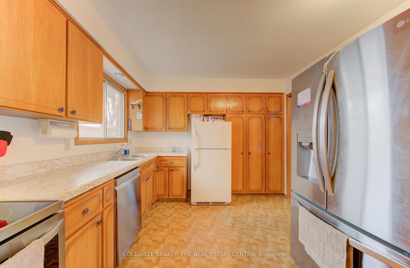 98 Shea Cres, Kitchener, N2E 1E8 | Image 2