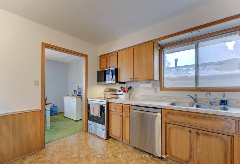 98 Shea Cres, Kitchener, N2E 1E8 | Image 3