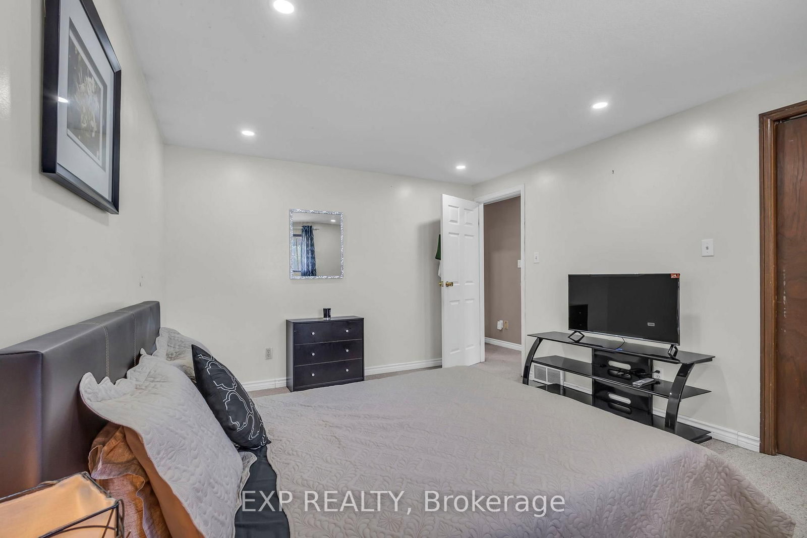 Detached House for sale at 146 Bechtel Drive, Kitchener, Ontario, N2P 1S3 - MLS: X12933786