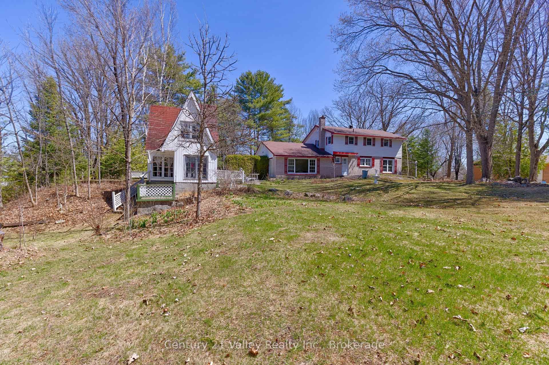 775 Pinegrove Crescent