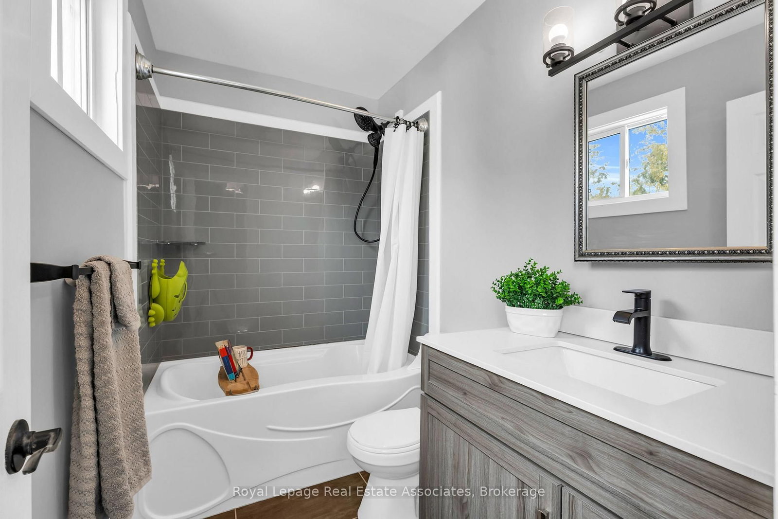 Detached House for sale at 112 Susan Street, Shelburne, Ontario, L9V 2W7 - Shelburne - MLS: X12934042