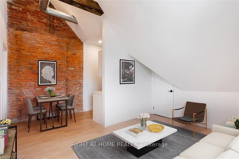home for lease on 3-113 Catharine Street N