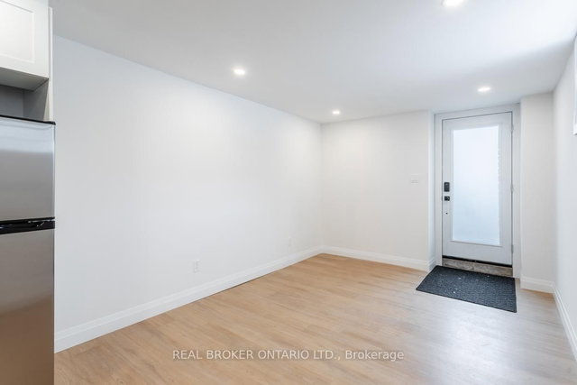 4 - 113 Catharine Street N