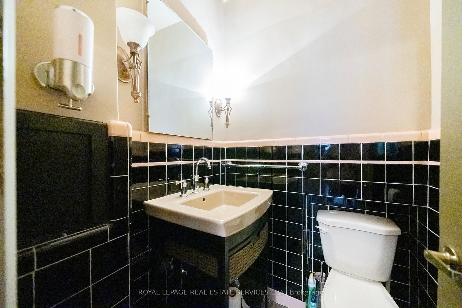 Detached House for sale at 411 Niagara Boulevard, Fort Erie, Ontario, L2A 3H2 - Central - MLS: X12935638