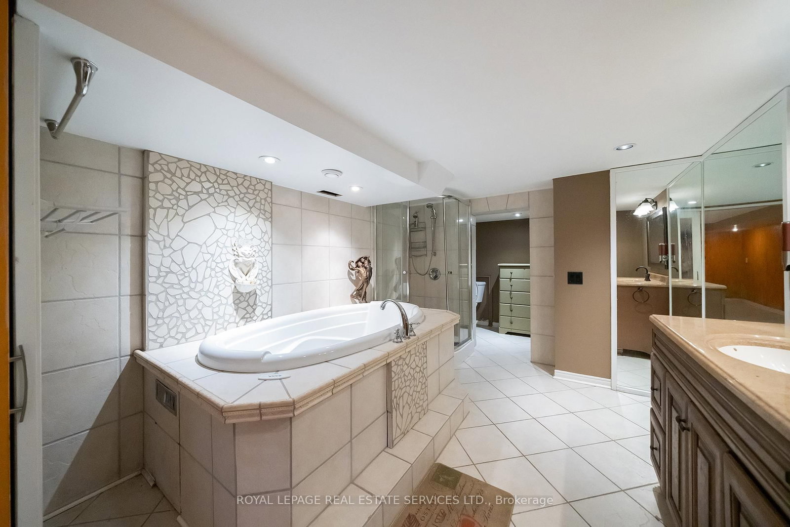 Detached House for sale at 411 Niagara Boulevard, Fort Erie, Ontario, L2A 3H2 - Central - MLS: X12935638