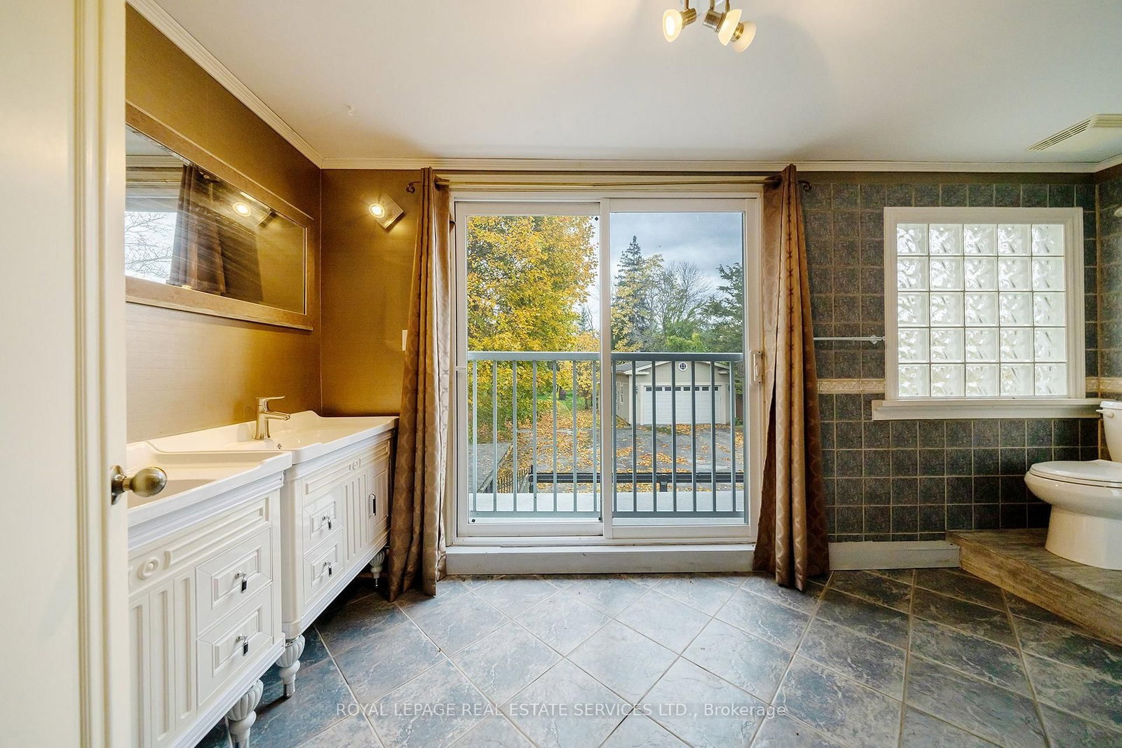 Detached House for sale at 411 Niagara Boulevard, Fort Erie, Ontario, L2A 3H2 - Central - MLS: X12935638