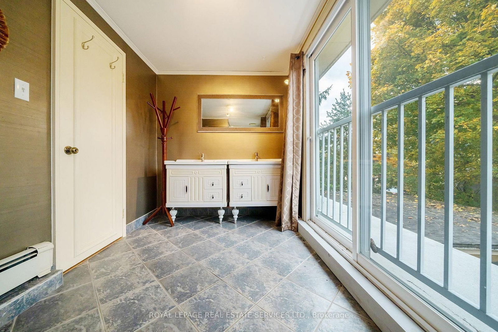 Detached House for sale at 411 Niagara Boulevard, Fort Erie, Ontario, L2A 3H2 - Central - MLS: X12935638