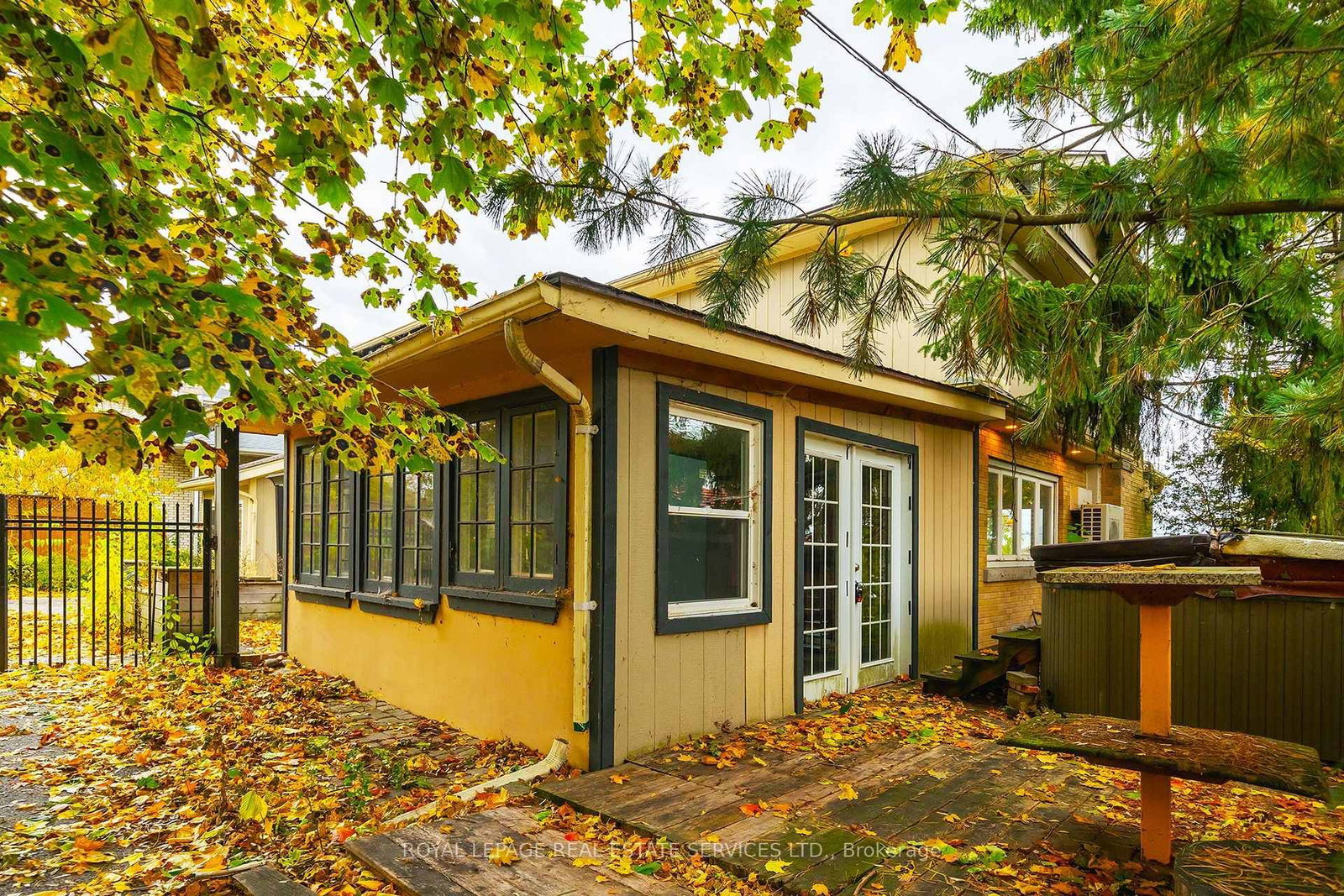 Detached House for sale at 411 Niagara Boulevard, Fort Erie, Ontario, L2A 3H2 - Central - MLS: X12935638