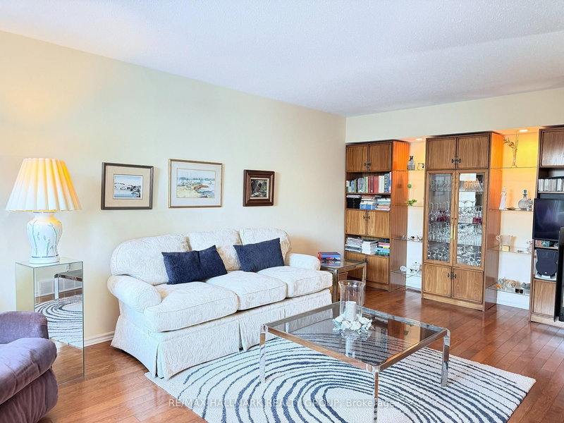 8 - 837 Eastvale Dr, Ottawa, K1J 7T5 | Image 3