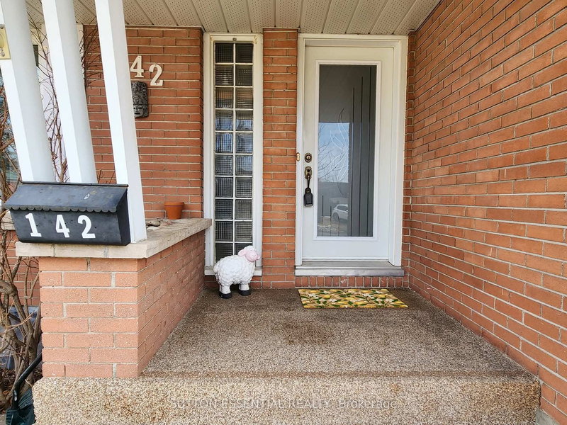 142 Manor Dr, Brockville, K6V 3E6 | Image 2