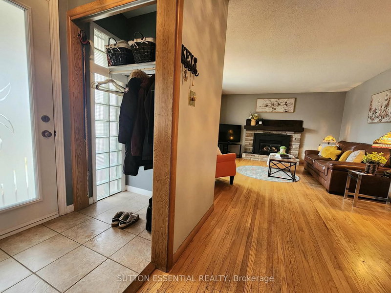 142 Manor Dr, Brockville, K6V 3E6 | Image 3