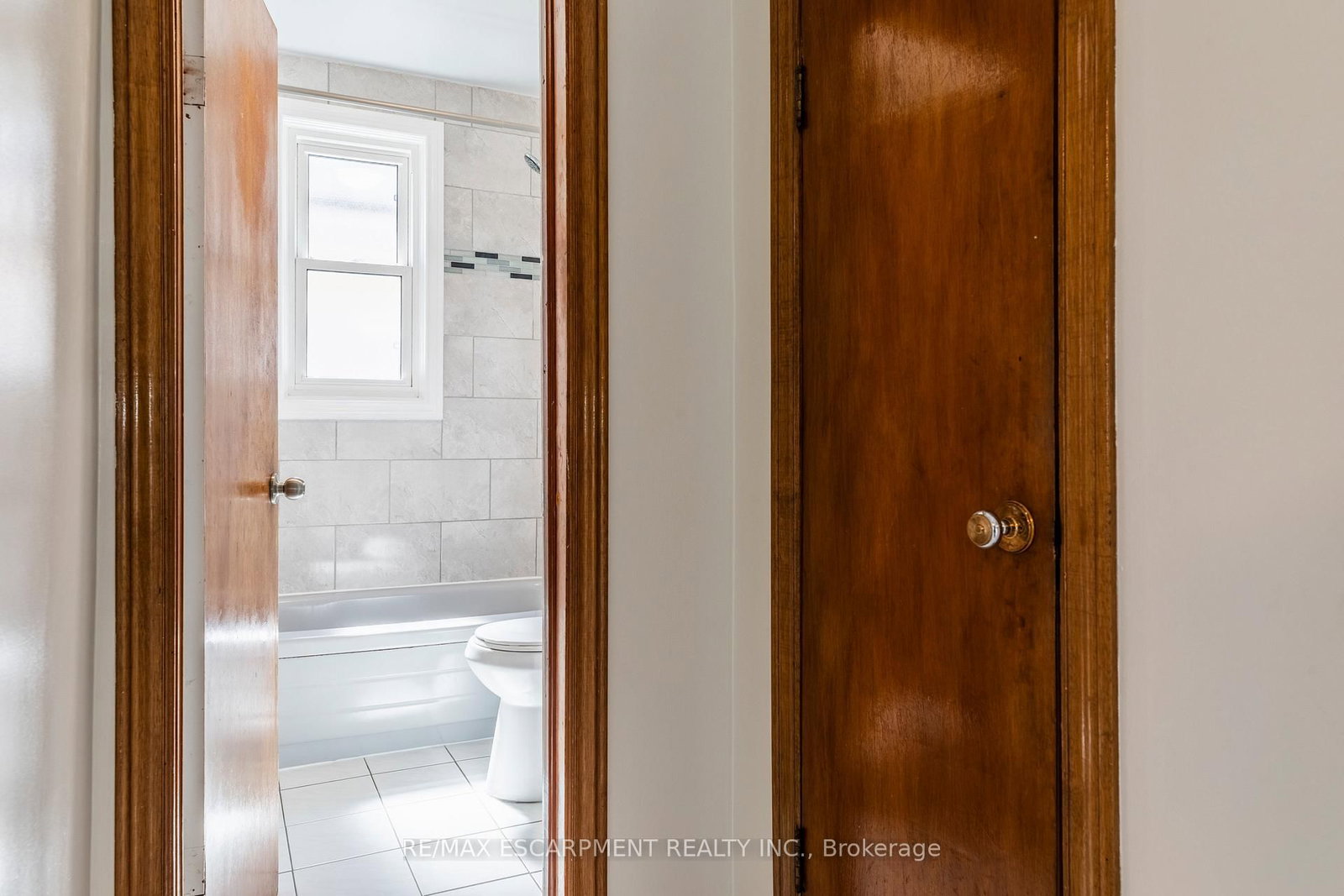 Detached House for sale at 118 JULIAN Avenue, Hamilton, Ontario, L8H 5R7 - Normanhurst - MLS: X12936066