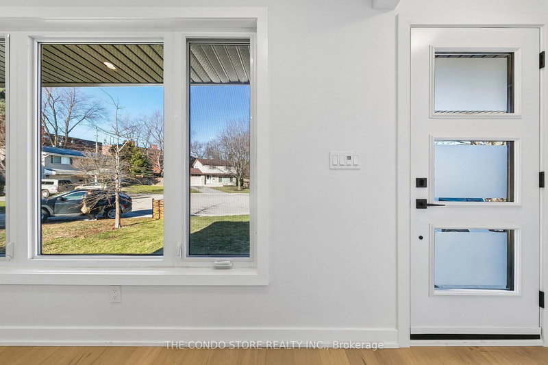 15 Colonial Crt, Hamilton, L8K 4H2 | Image 2