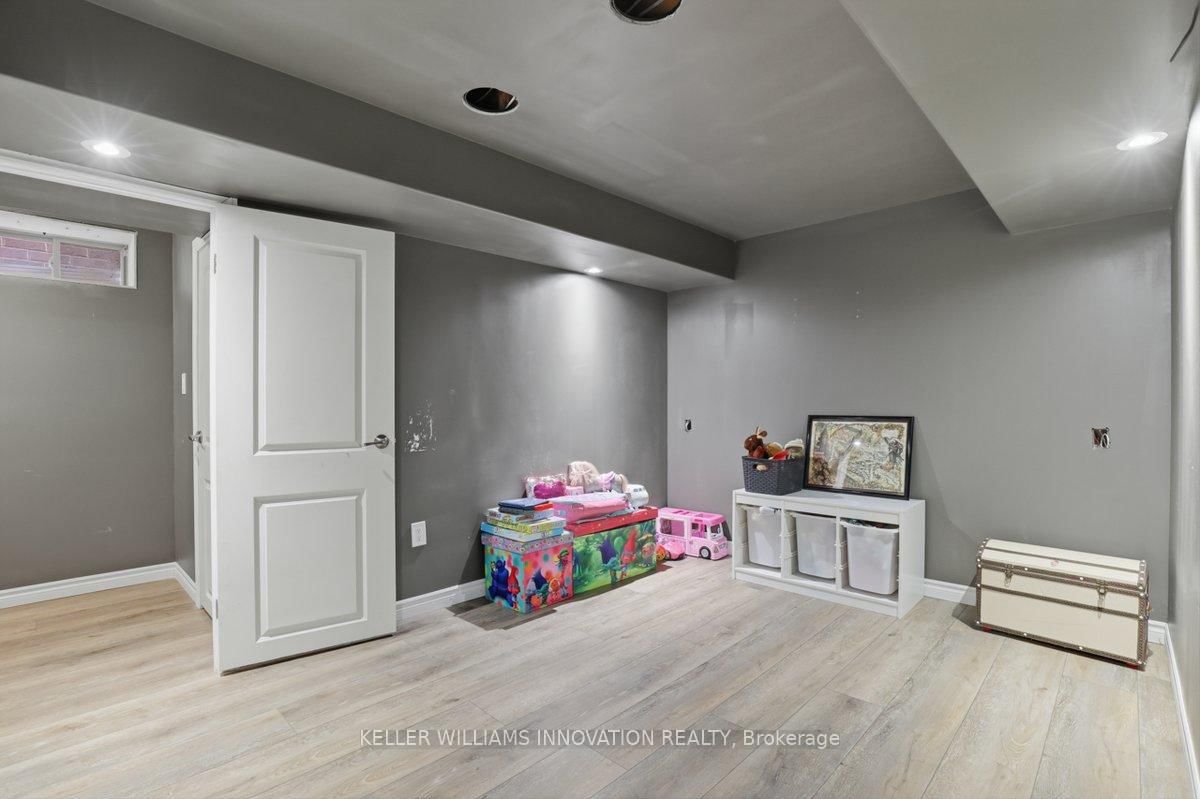 Detached House for sale at 18 Vic Chambers Place, Brant, Ontario, N3L 0E6 - Paris - MLS: X12936558