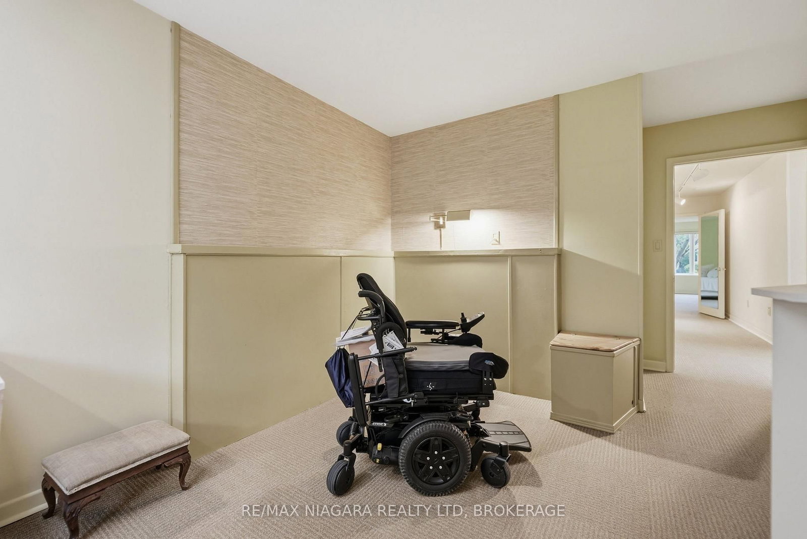 Detached House for sale at 1 Springbank Drive, St. Catharines, Ontario, L2S 2K1 - Ridley - MLS: X12936580