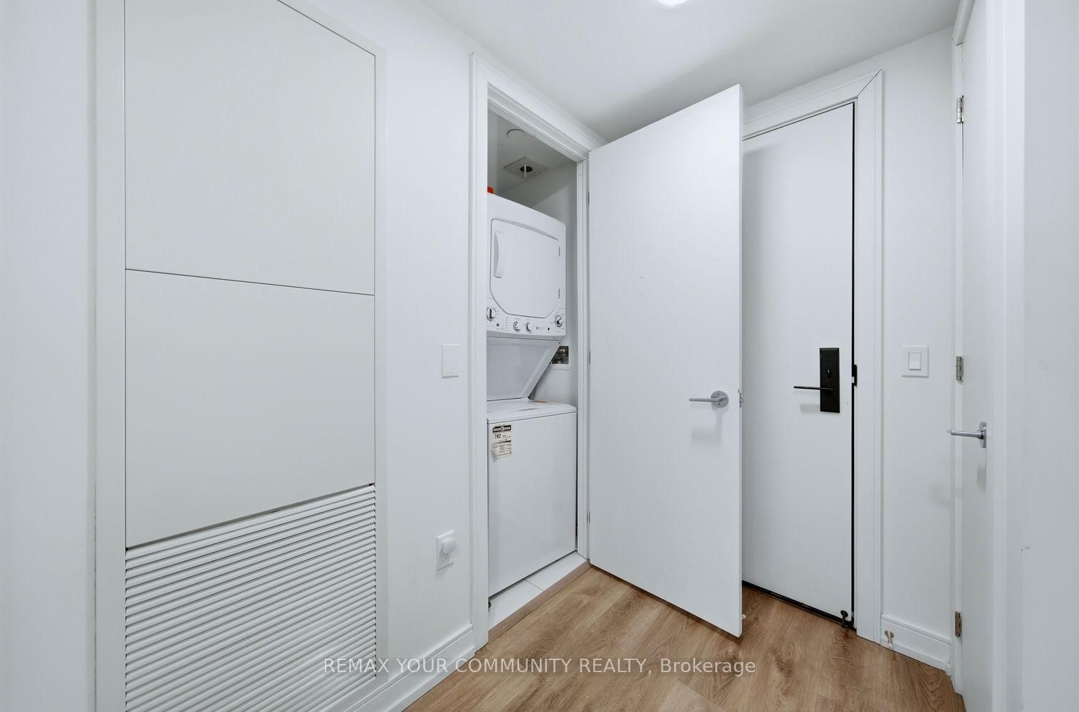 Condo for sale at 1317-1 Jarvis Street, Hamilton, Ontario, L8R 3J2 - Beasley - MLS: X12936898