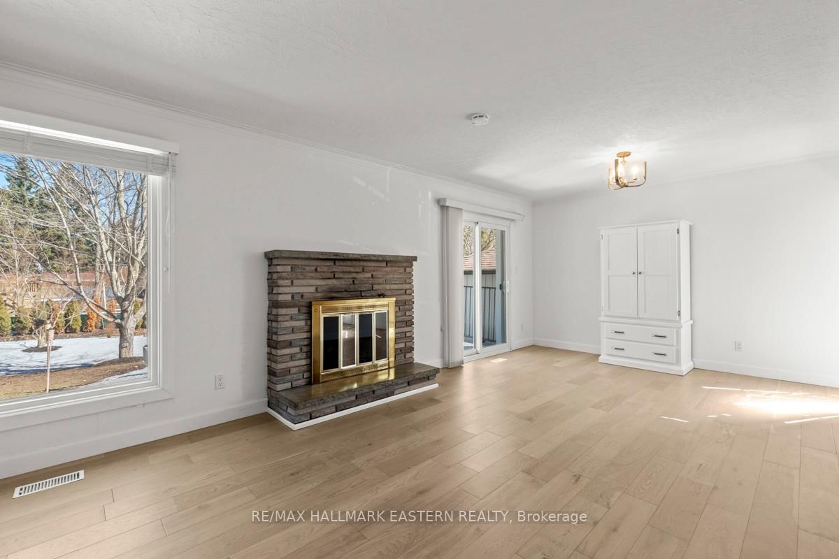 Detached House for sale at 5 Ferndale Avenue, Peterborough, Ontario, K9J 1L9 - Monaghan Ward 2 - MLS: X12937212