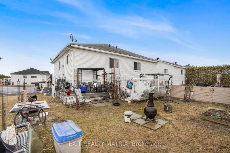 991 Jacynthe St, Hawkesbury, K6A 3W4 | Image 2