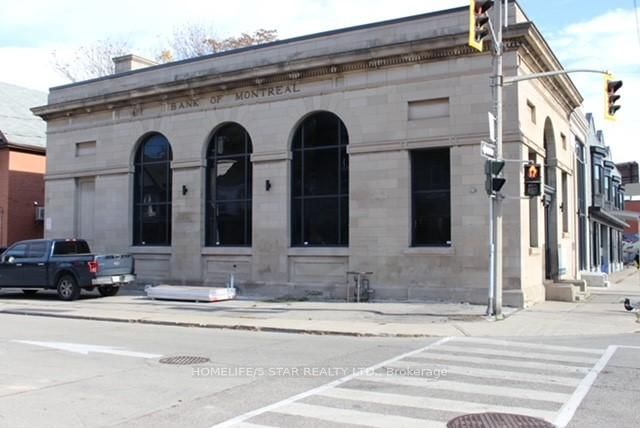 201 - 837 King Street E