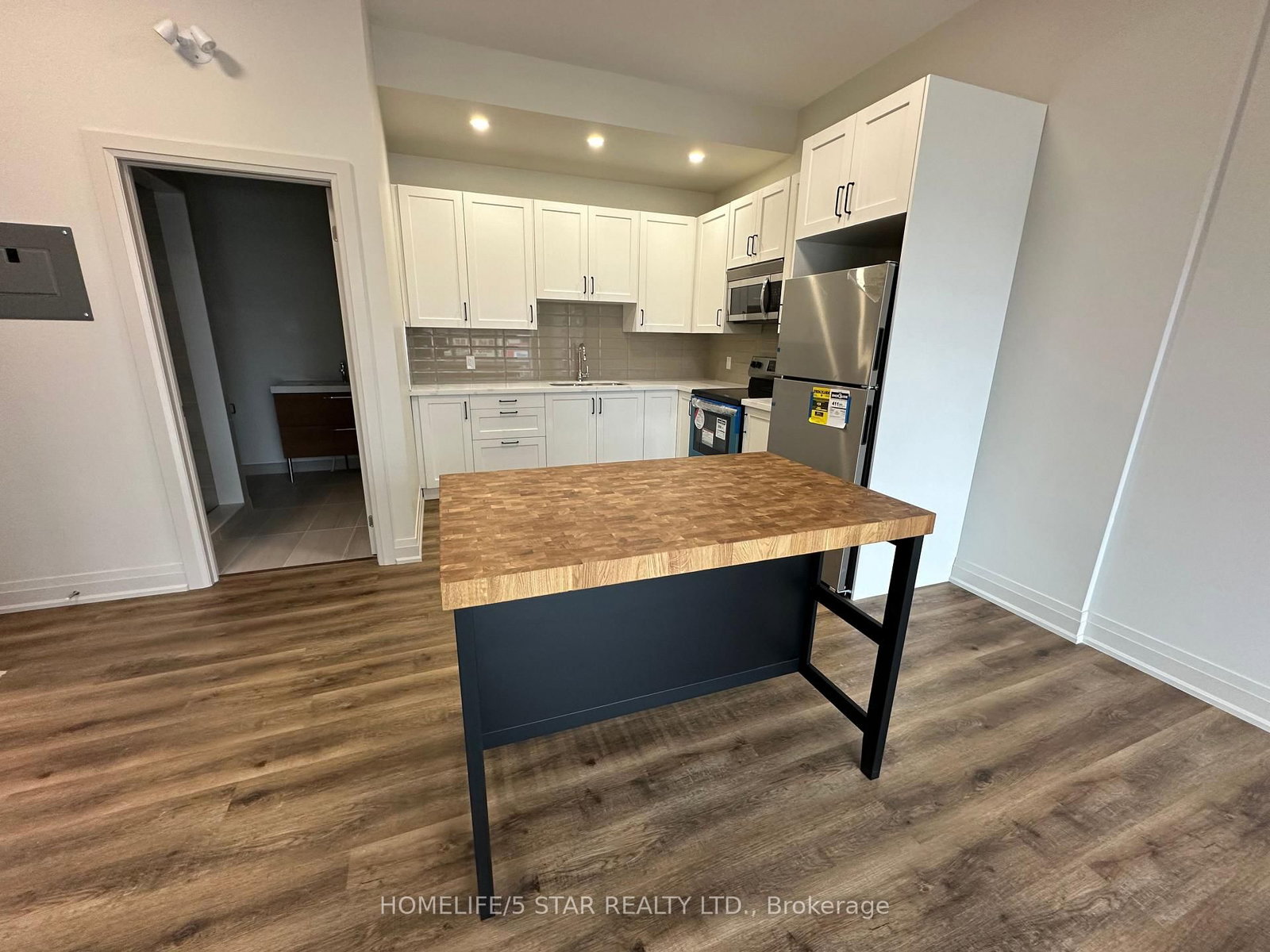 Semi-Detached House for lease at 201-837 King Street, Hamilton, Ontario, L8M 1B3 - Gibson - MLS: X12938684