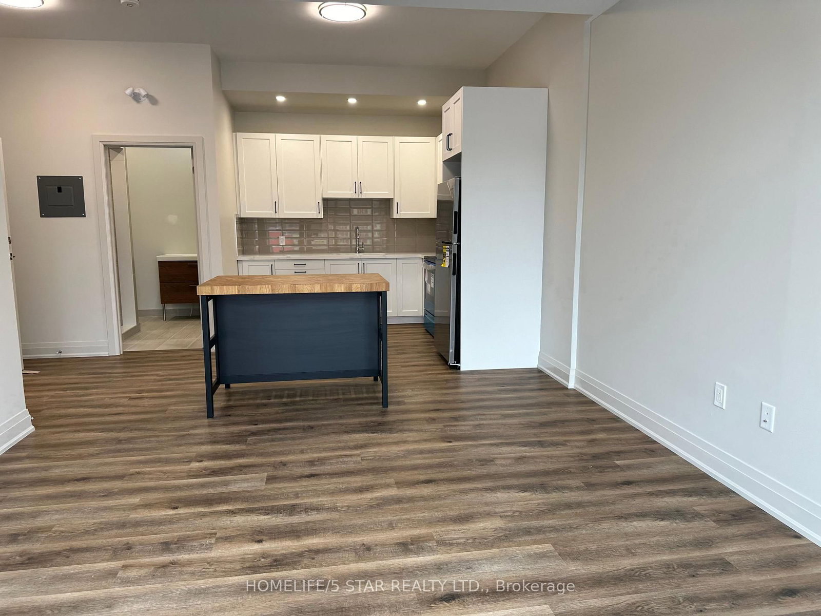 Semi-Detached House for lease at 201-837 King Street, Hamilton, Ontario, L8M 1B3 - Gibson - MLS: X12938684