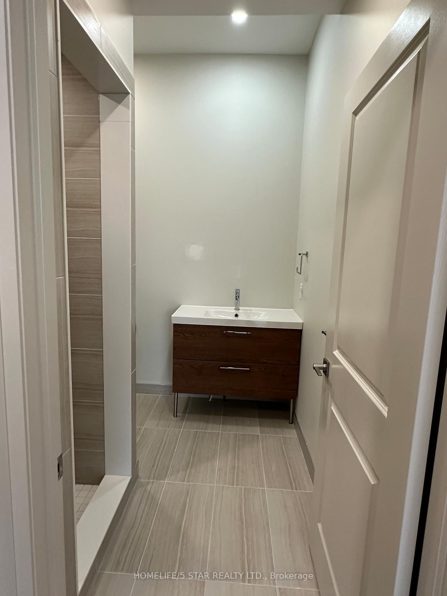 Semi-Detached House for lease at 201-837 King Street, Hamilton, Ontario, L8M 1B3 - Gibson - MLS: X12938684