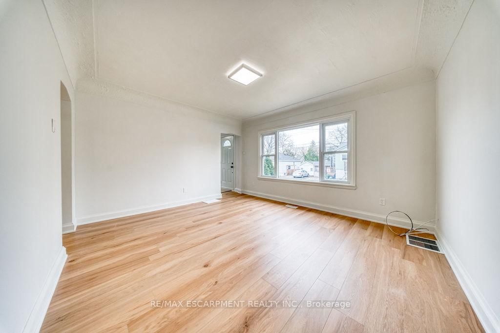 Detached House for sale at 22 David Avenue, Hamilton, Ontario, L9A 3V1 - Hill Park - MLS: X12938786