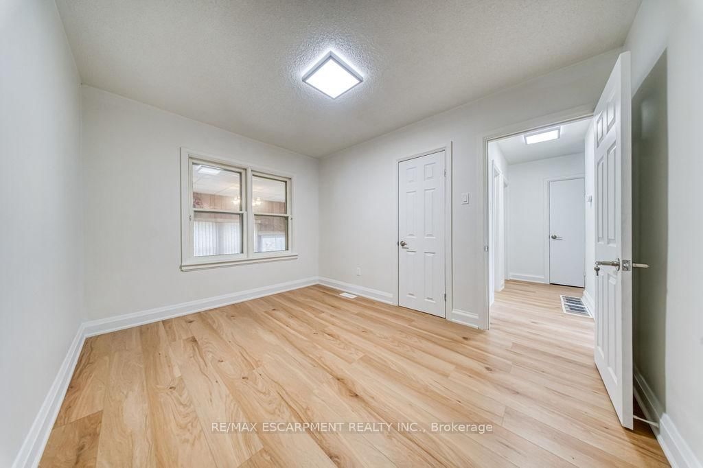 Detached House for sale at 22 David Avenue, Hamilton, Ontario, L9A 3V1 - Hill Park - MLS: X12938786