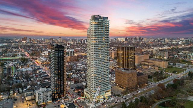 3904 - 805 Carling Avenue