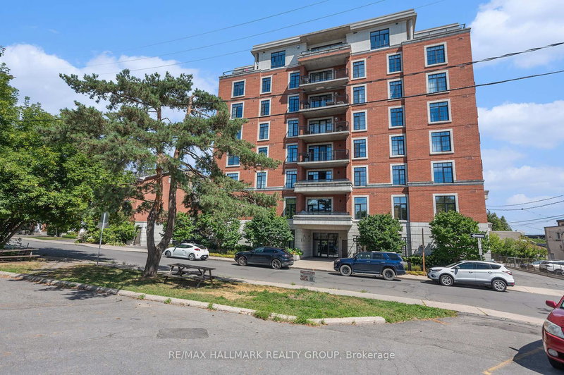 home for lease on 205-327 Breezehill Avenue S