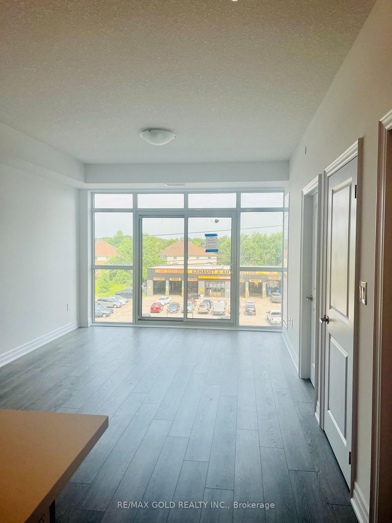 home for lease on 404-460 Dundas Street E