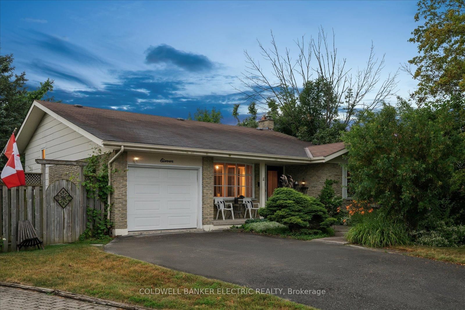 Detached House for sale at 11 Bayleaf Court, Peterborough, Ontario, K9K 1A2 - Monaghan Ward 2 - MLS: X12940252