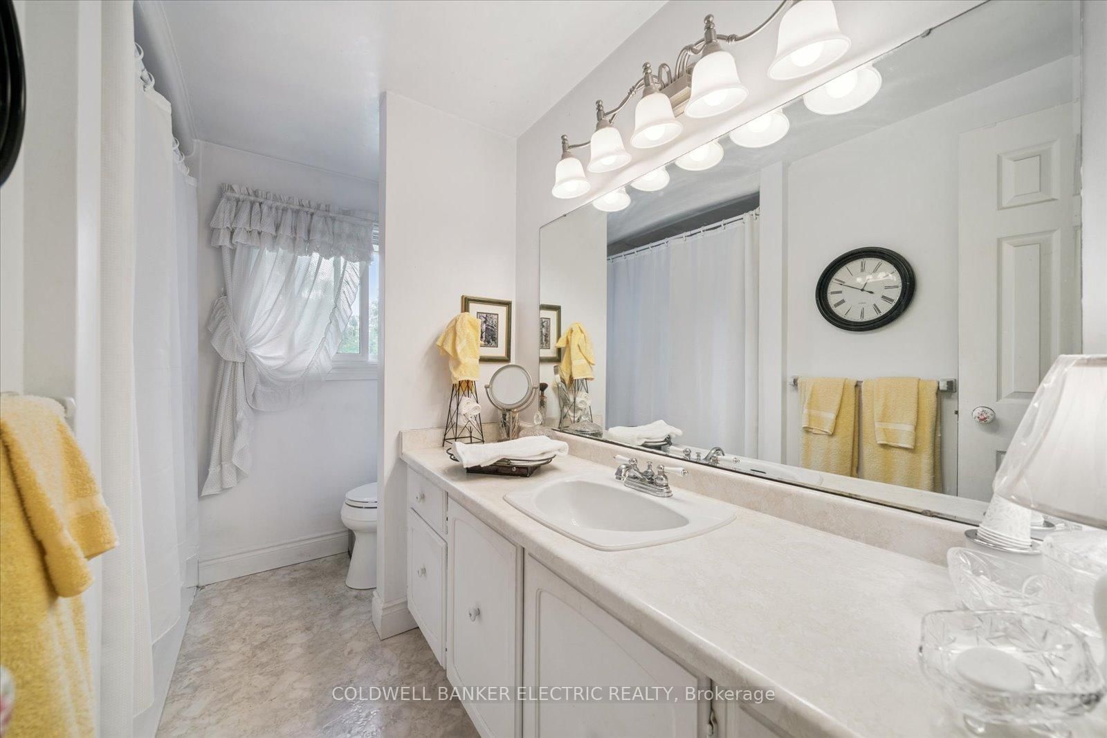 Detached House for sale at 11 Bayleaf Court, Peterborough, Ontario, K9K 1A2 - Monaghan Ward 2 - MLS: X12940252