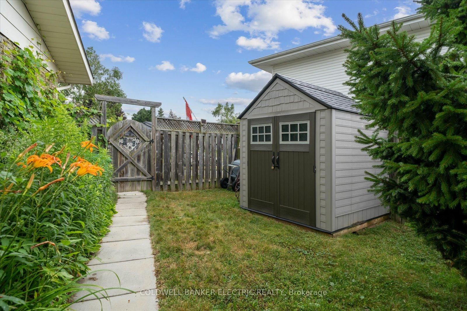 Detached House for sale at 11 Bayleaf Court, Peterborough, Ontario, K9K 1A2 - Monaghan Ward 2 - MLS: X12940252