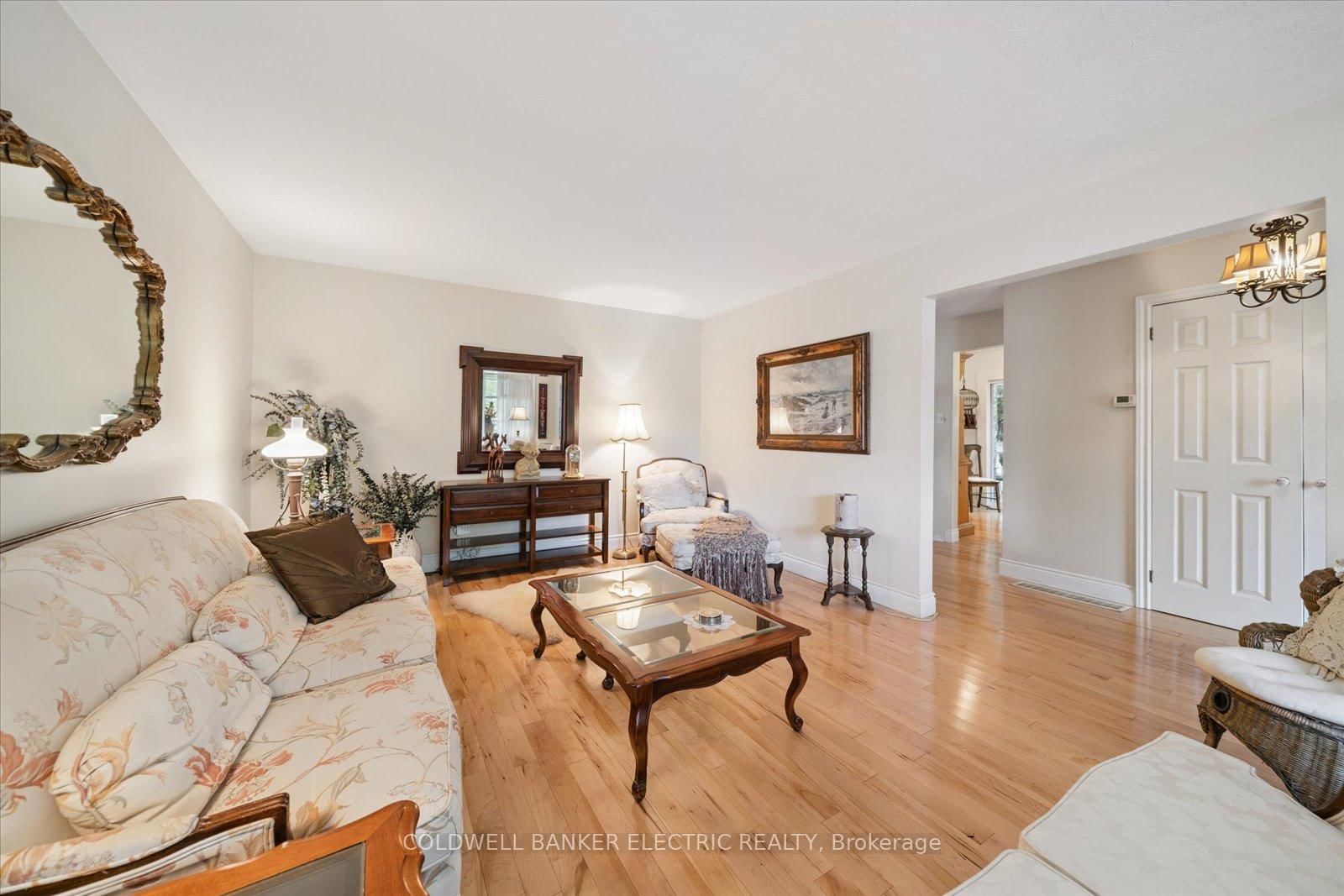 Detached House for sale at 11 Bayleaf Court, Peterborough, Ontario, K9K 1A2 - Monaghan Ward 2 - MLS: X12940252