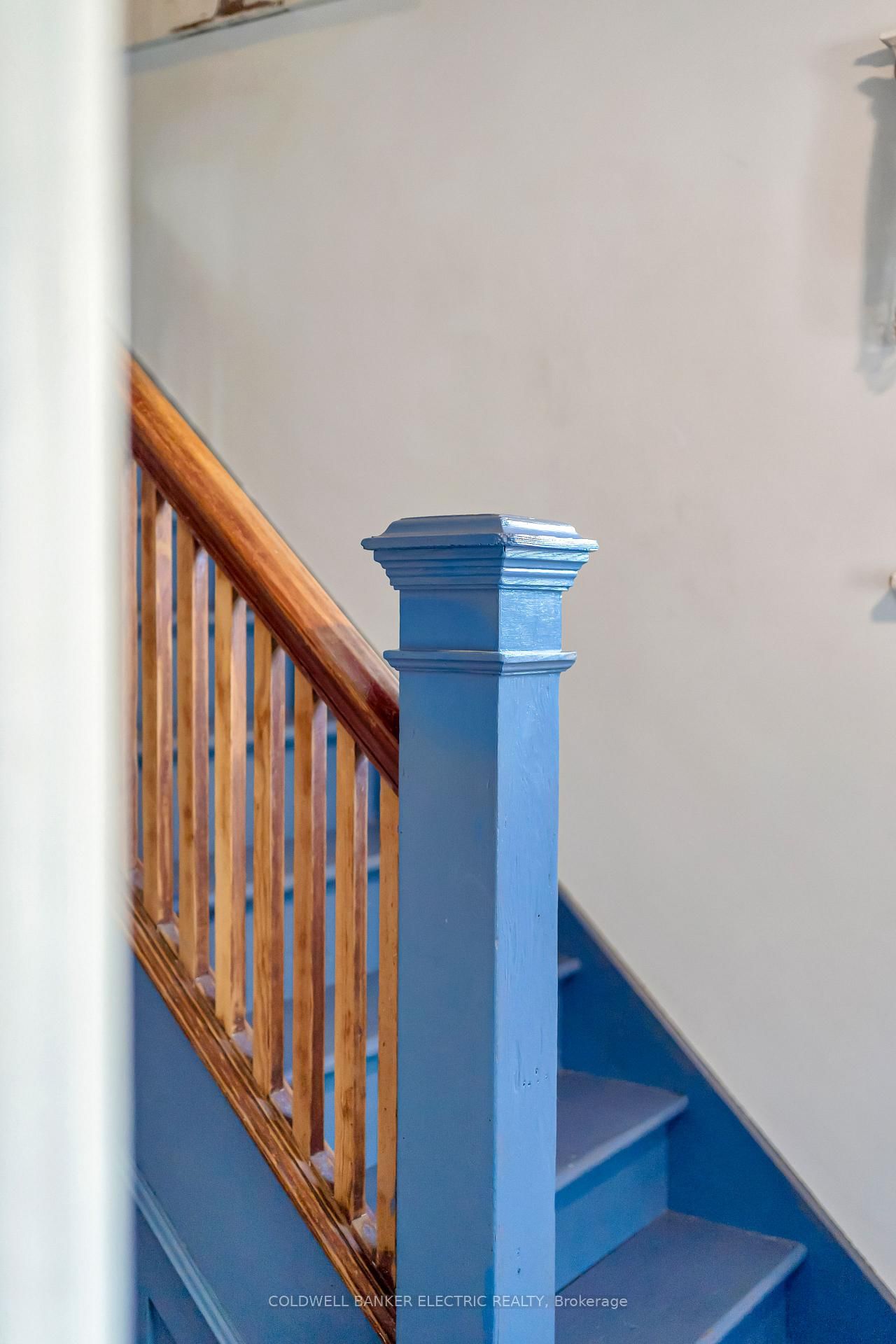 Detached House for sale at 112 Lansdowne Street, Peterborough, Ontario, K9J 1Y1 - Town Ward 3 - MLS: X12940304